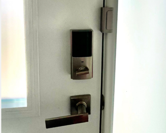 Serrure intelligente sur porte d’entrée